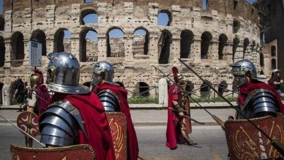 C'è un "centurione" anche a Firenze, offese a chi non paga le foto