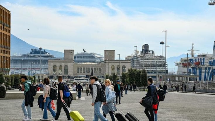 Pasqua, effetto guerra: a Napoli pochi turisti stranieri ma boom di italiani