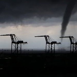 Pegli, tromba d'aria in mare, ritardi all'aeroporto Colombo