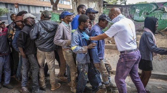 Sudafrica, per combattere il coronavirus il governo cerca di svuotare le baraccopoli