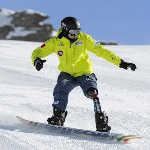Ha perso la gamba in un incidente, ora gareggia in Coppa Europa di snowboard