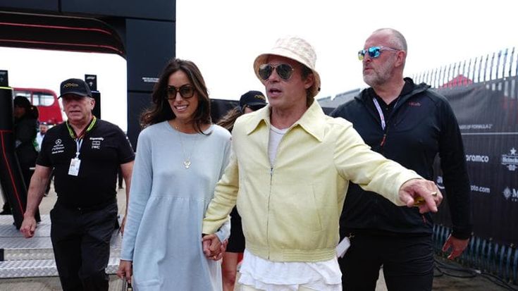 Brad Pitt “studia” da pilota: con la fidanzata Ines De Ramon al Grand Prix a Silverstone