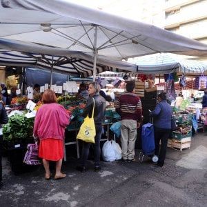 Commercio, maggior rialzo annuo dal marzo 2016: pesa l'inflazione sugli alimentari