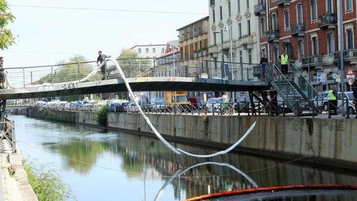 Gasolio nel Naviglio, una scia di 28 chilometri nel salotto di Milano