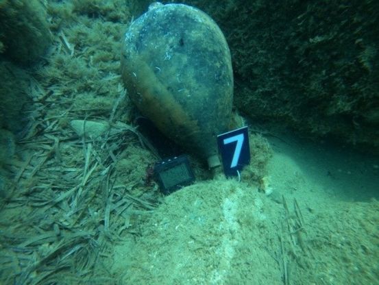 San Felice Circeo, tre anfore romane riemergono dalle acque del porto