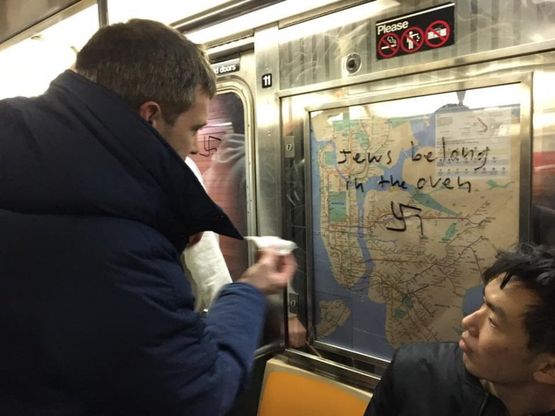 Usa, svastiche sul metrò di New York: i passeggeri le cancellano