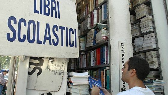 Scuola, gli studenti di Bari contro il caro-libri: al via il mercatino dell'usato