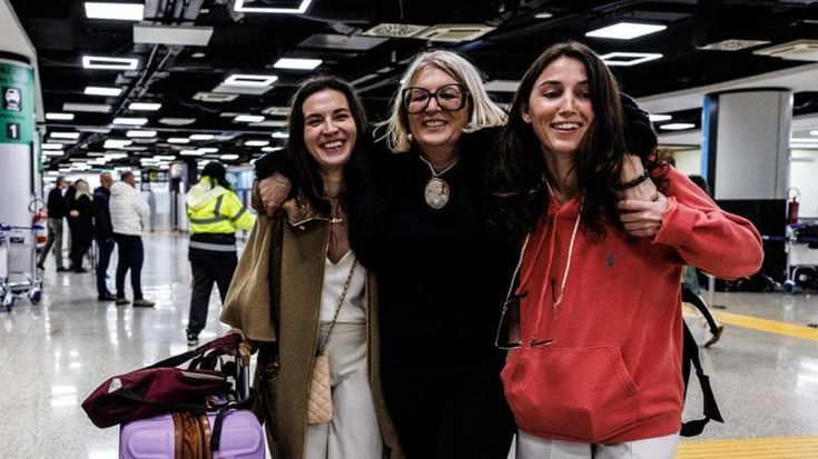 Rientro a Fiumicino di centinaia di italiani: “Grazie al governo arabo, Etihad ci ha pagato tutto”