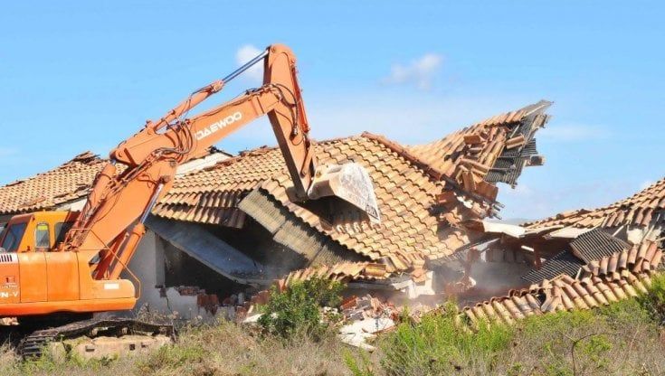 Livorno, il Tar: "Demolite la villa con piscina, abusiva da 25 anni ma con allacci autorizzati"