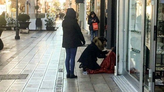 Taranto, madre e figlia acquistano una sciarpa per il mendicante in strada: la foto diventa virale