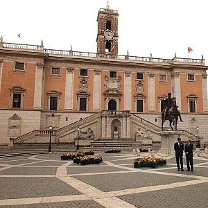 Comune, bufera sui doppi stipendi: "Marino intervenga e li cancelli"