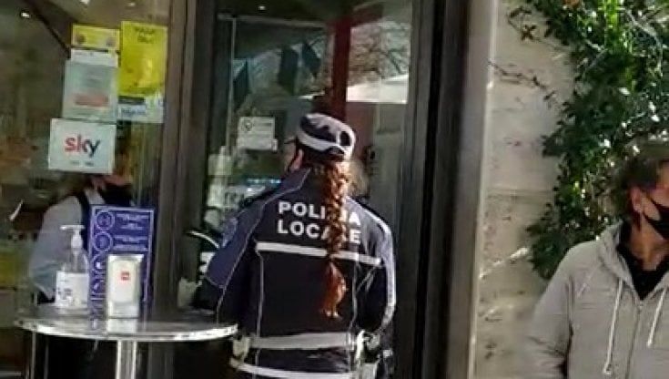 I clienti consumano nei pressi del bar: multe e chiusura a Parma