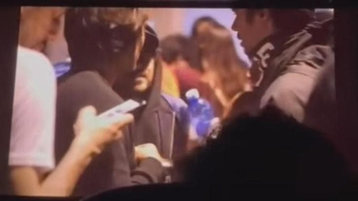Liberato in incognito in sala con 1.600 persone alla prima del suo film. Lui nascosto tra il pubblico, e posta un frame in cui si intravede il suo viso