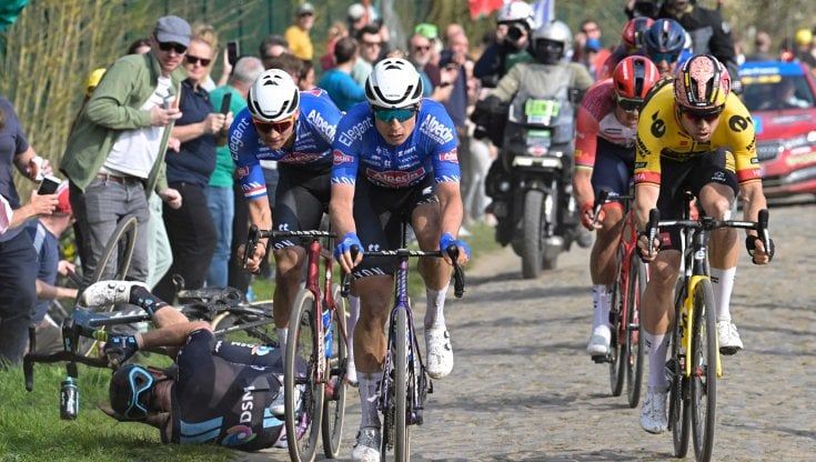 Parigi-Roubaix, Degenkolb attacca van der Poel: "Sulla caduta sono stato spinto"