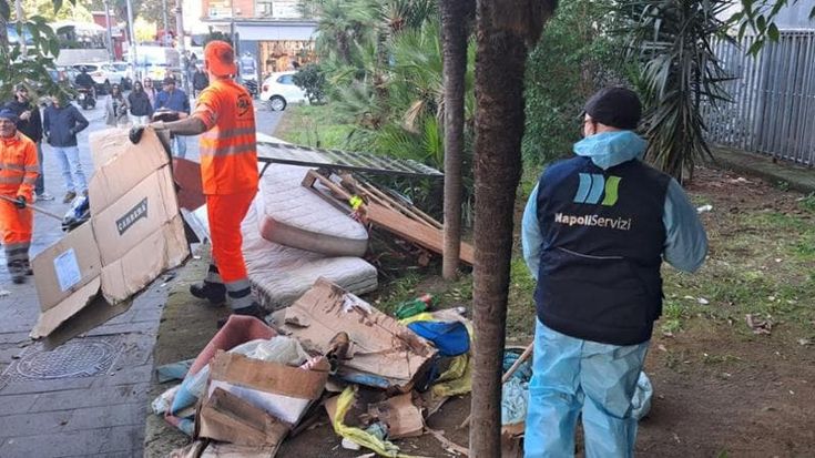 Napoli, scatta la bonifica in piazza Cavour