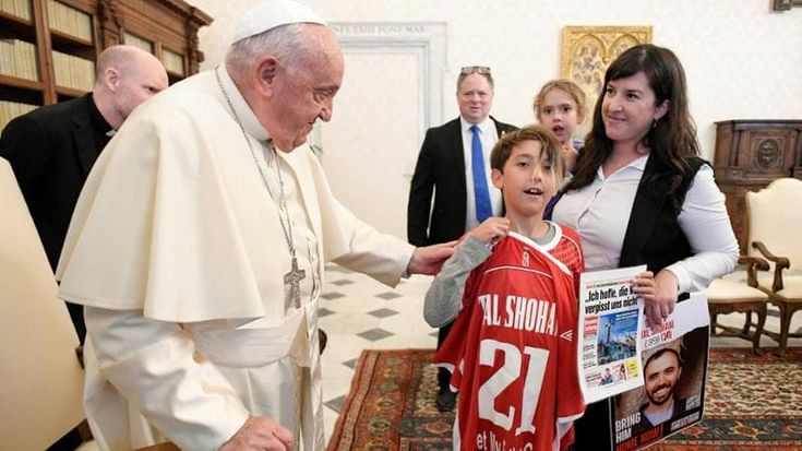 La lettera dell’ex ostaggio Naveh a papa Francesco: “Scrivo a te perché non posso scrivere a papà”