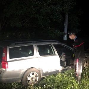 Inseguimento di 20 km nel Bolognese: ladro va fuori strada e sfugge ai carabinieri 