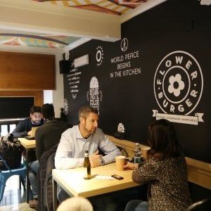 Da Flower Burger scoppia l'amore tra vegani e carnivori