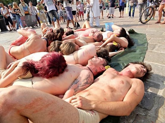 Milano: sporchi, nudi e incatenati al corteo shock degli animalisti