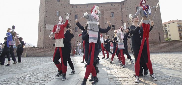 Torino, il balletto gigantesco con 800 danzatori&nbsp; e mille figuranti tra piazze e strade
