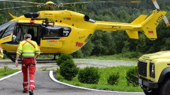Incidenti in montagna, cade in un dirupo mentre passeggia con il suo cane: morto