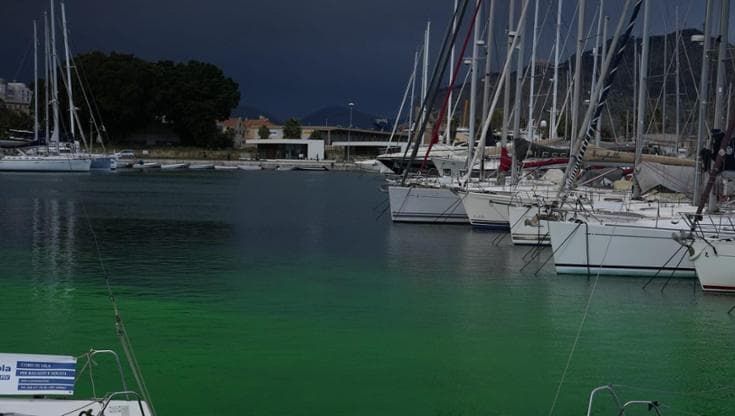 Ecoattivista colora di verde l’acqua della Cala