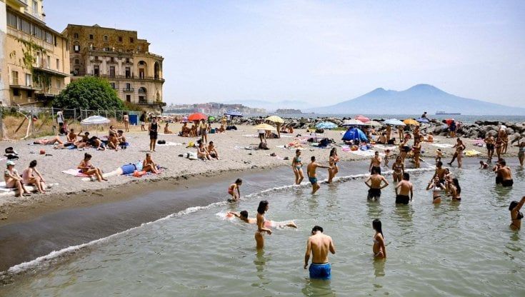 Napoli, assalto ai lidi pubblici per 500 posti a Posillipo: c'è un sito per prenotarsi, da oggi i controlli