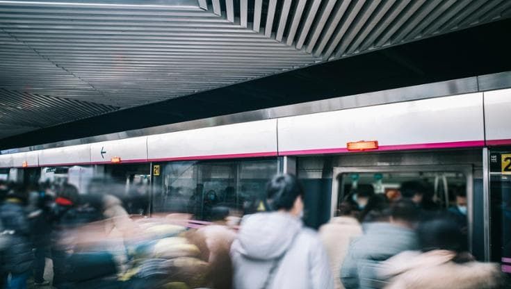 L’inferno dei pendolari: anche in metro fa sempre più caldo