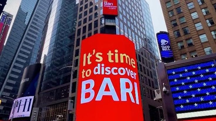 Bari chiama New York: “È il momento di scoprire la città”. Gli spot sui grattacieli di Times Square
