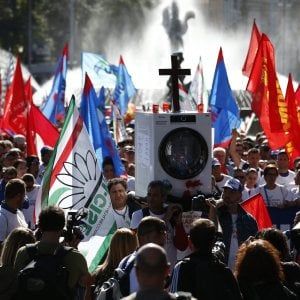 Whirlpool, Conte: "Sospesa la cessione fino al 31 ottobre, insoddisfacente". I sindacati: "Non serve a nulla"
