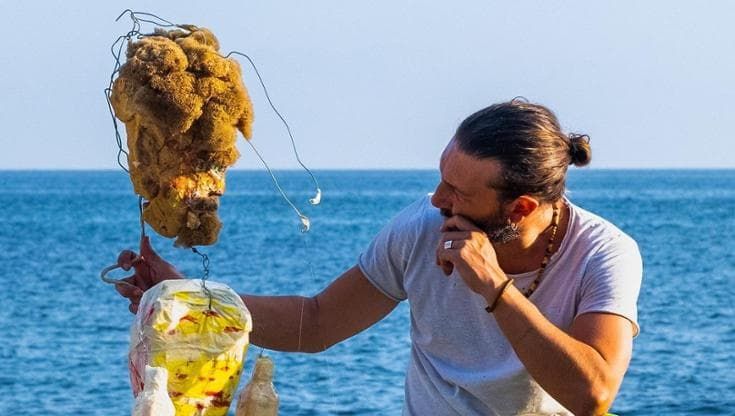Cilento, dai rifiuti del mare un artista crea marionette e maschere