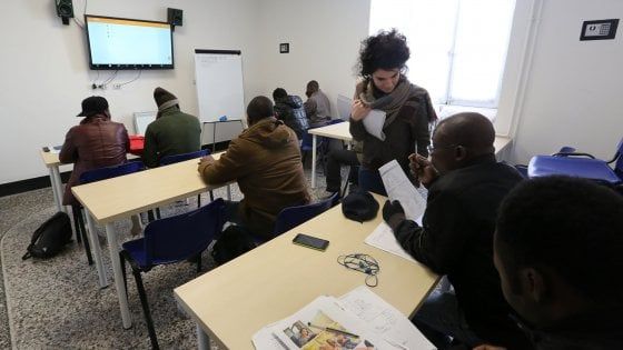 Migranti, onlus e coop di Parma: "Così salta un modello di accoglienza diffusa che funziona"