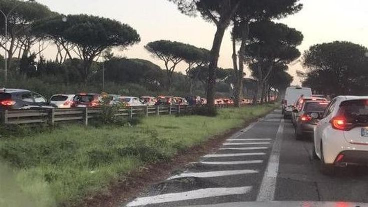 Un’ora per fare 5 chilometri, ecco i dannati della via del Mare: “Siamo in trappola”