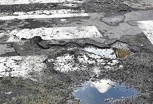 Esquilino, marciapiedi a pezzi<br />zero lavori di manutenzione