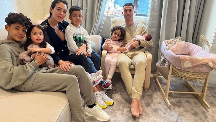 Cristiano Ronaldo, la prima foto dopo la morte del figlio: famiglia al completo