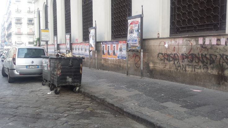 Napoli, Porta Nolana: comizio di de Magistris, l'Asìa porta via i rifiuti