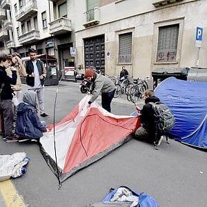 Torino,  un campeggio in strada: la protesta degli studenti universitari