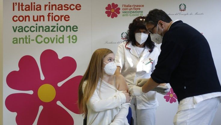  Vaccini a over 80 scuola e polizia, ecco il piano della Regione: "Anziani tutti immunizzati entro aprile" 