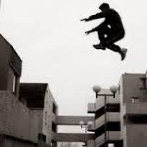 Milano, ladro acrobata fugge sui tetti: l'inseguimento è una sessione di parkour