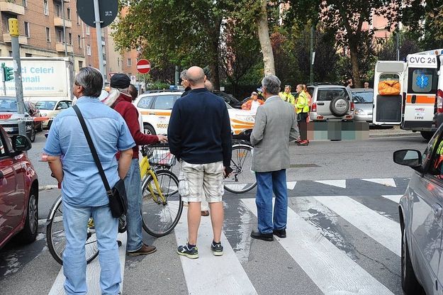 Milano, ucciso da un'auto mentre attraversa la strada: la vittima aveva 83 anni