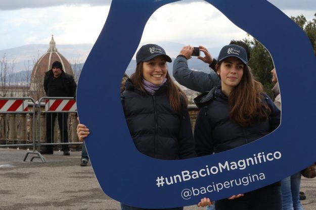 Firenze, più di quattromila per il social bacio al Piazzale