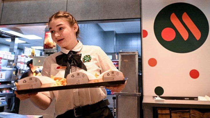 Russia, panini ammuffiti e carenza di patatine: tutti i problemi del "McDonald's russo"