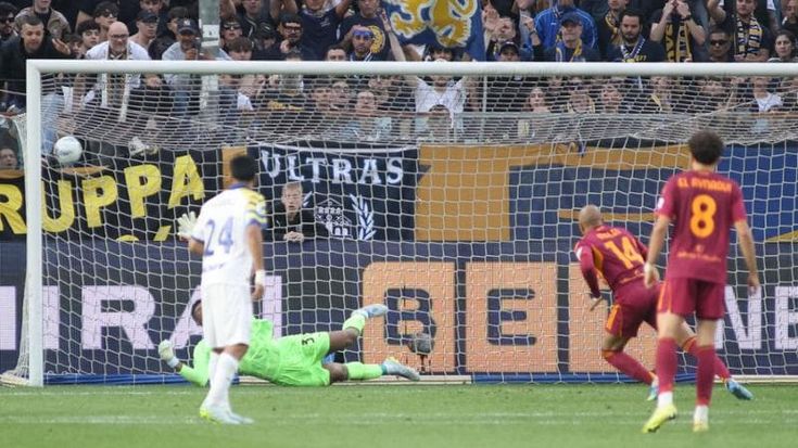 Malen al 101’, la Roma vince 3-2 a Parma. Cuesta: “Nessun rispetto”. E Dybala saluta