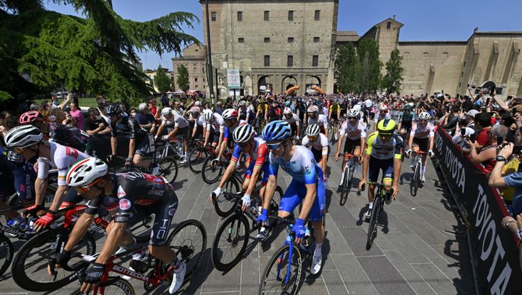 Giro d'Italia 2022: la carovana colora Parma - foto 