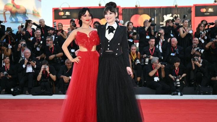 La Generazione Z a Venezia e la lezione di Jenna Ortega a Winona Ryder