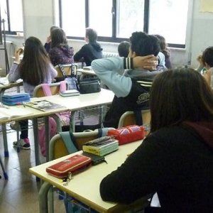 Brescia, studente di 15 anni si lancia dalla finestra dopo un brutto voto: è grave