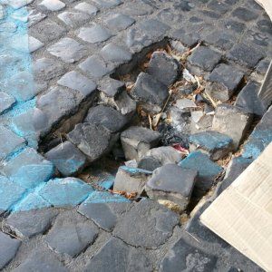 "Buche a Trastevere, ho il piede rotto"