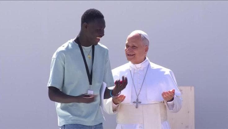 Il Papa a Tenerife fa il gesto virale del six seven con il migrante senegalese - il video