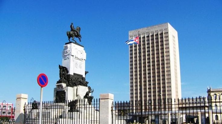 Tra eccellenze e crisi energetiche, il ricovero di Di Battista nell’ospedale-simbolo di Cuba
