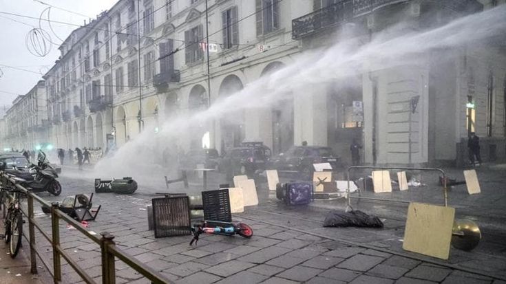 La protesta per il caro vita degenera in guerriglia, tre feriti e dodici fermati